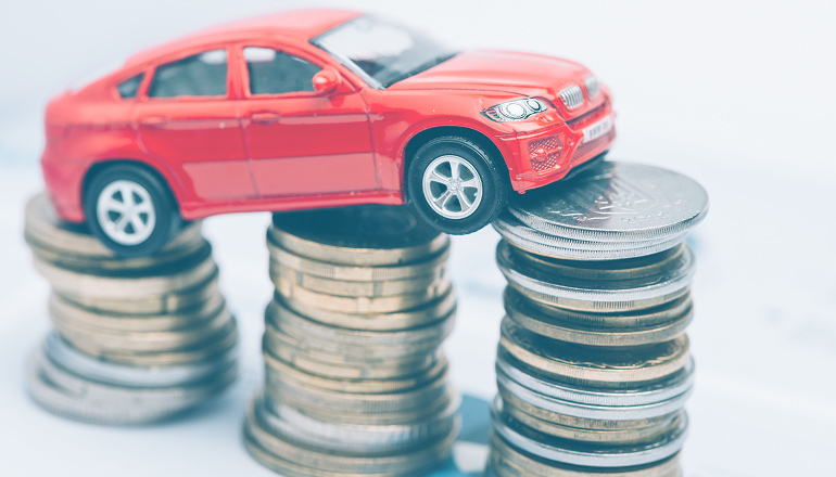 coche encima de monedas para saber como calcular la indemnizacion por accidente de trafico